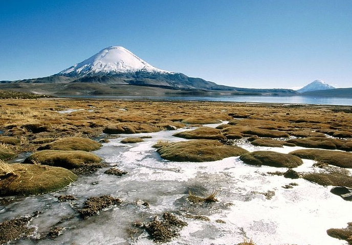  p>冒纳罗亚火山是夏威夷海岛上的一个活跃盾状活火山,山顶的大火山口