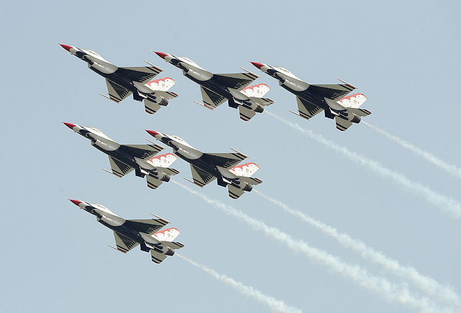  p>特技飞行表演队是 a target="_blank" href="/item/飞机/70237"