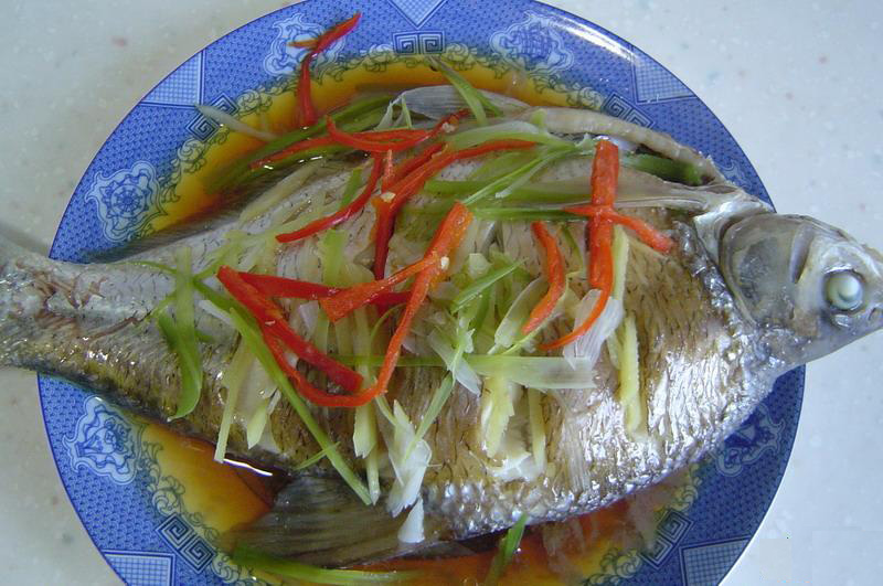  p>清蒸武昌鱼(英文名:steamed wuchang fish),是 a href="#" data