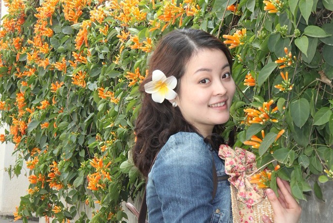 因出演过宝莲灯,饰演百花仙子一角而被广大观众熟悉和认可并迅速走红.