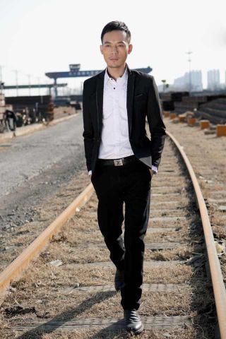  p>何盛东,现用名何沛东.重庆人,中国内地青年演员.