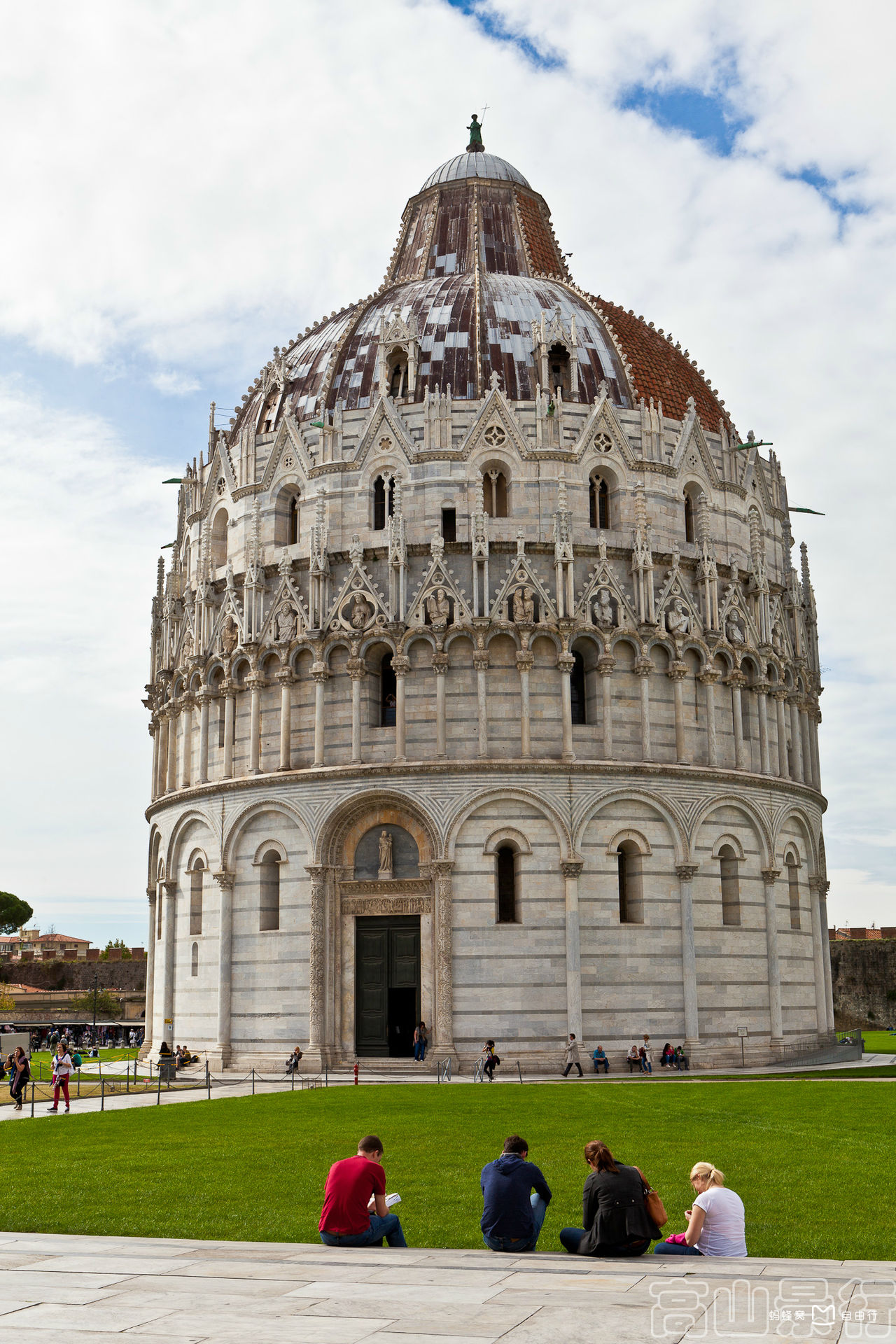 torre pendente di pisa或torre di pisa,英语:leaning tower of pisa