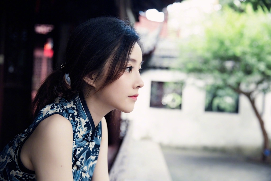  p>冯提莫,本名冯亚男,1991年12月19日出生于重庆市万州区,中国内地女