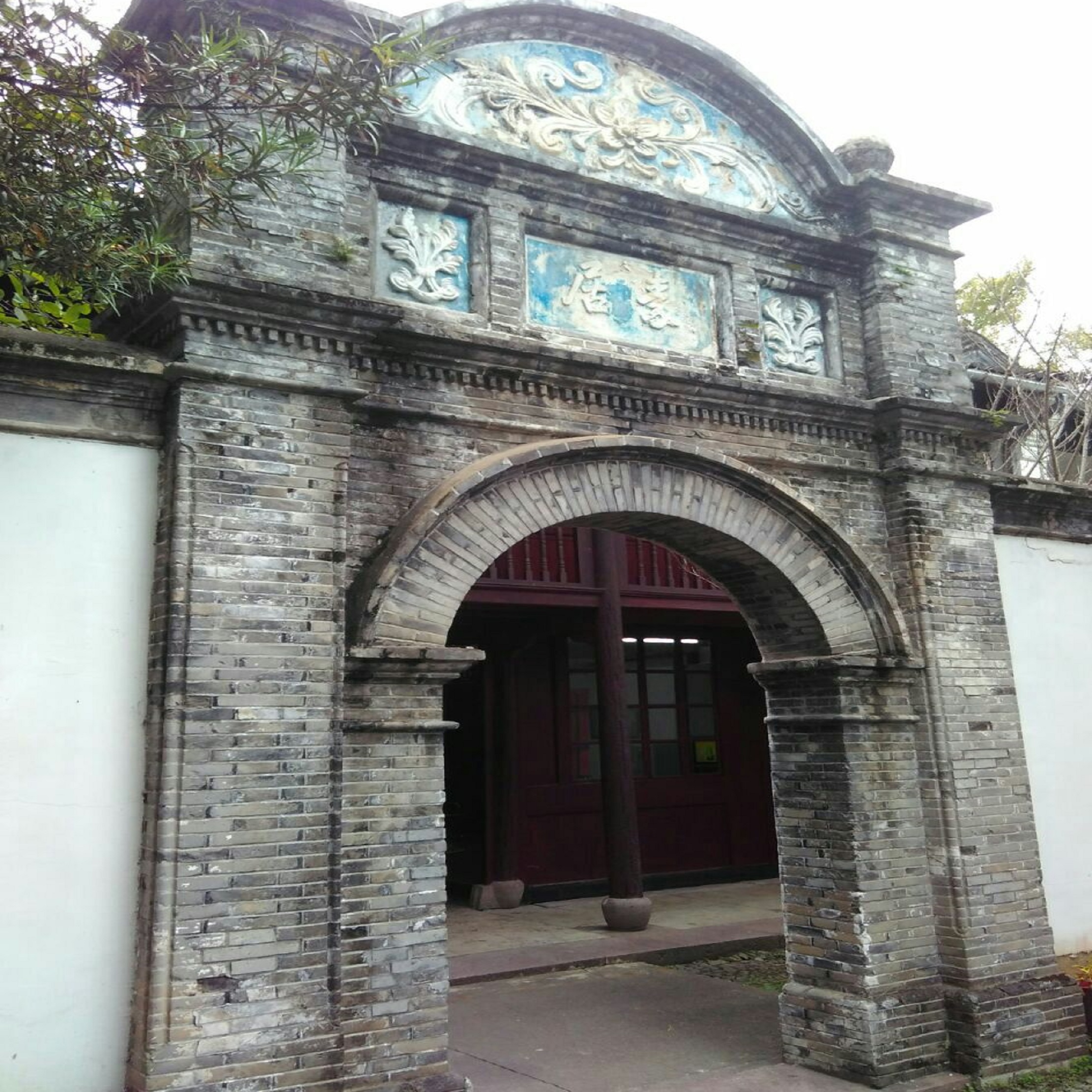  p data-id="gnwiqfrw95">蒋氏故居,即蒋介石前后几辈的故居.