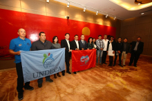 会见世界工联青年工会干部代表团