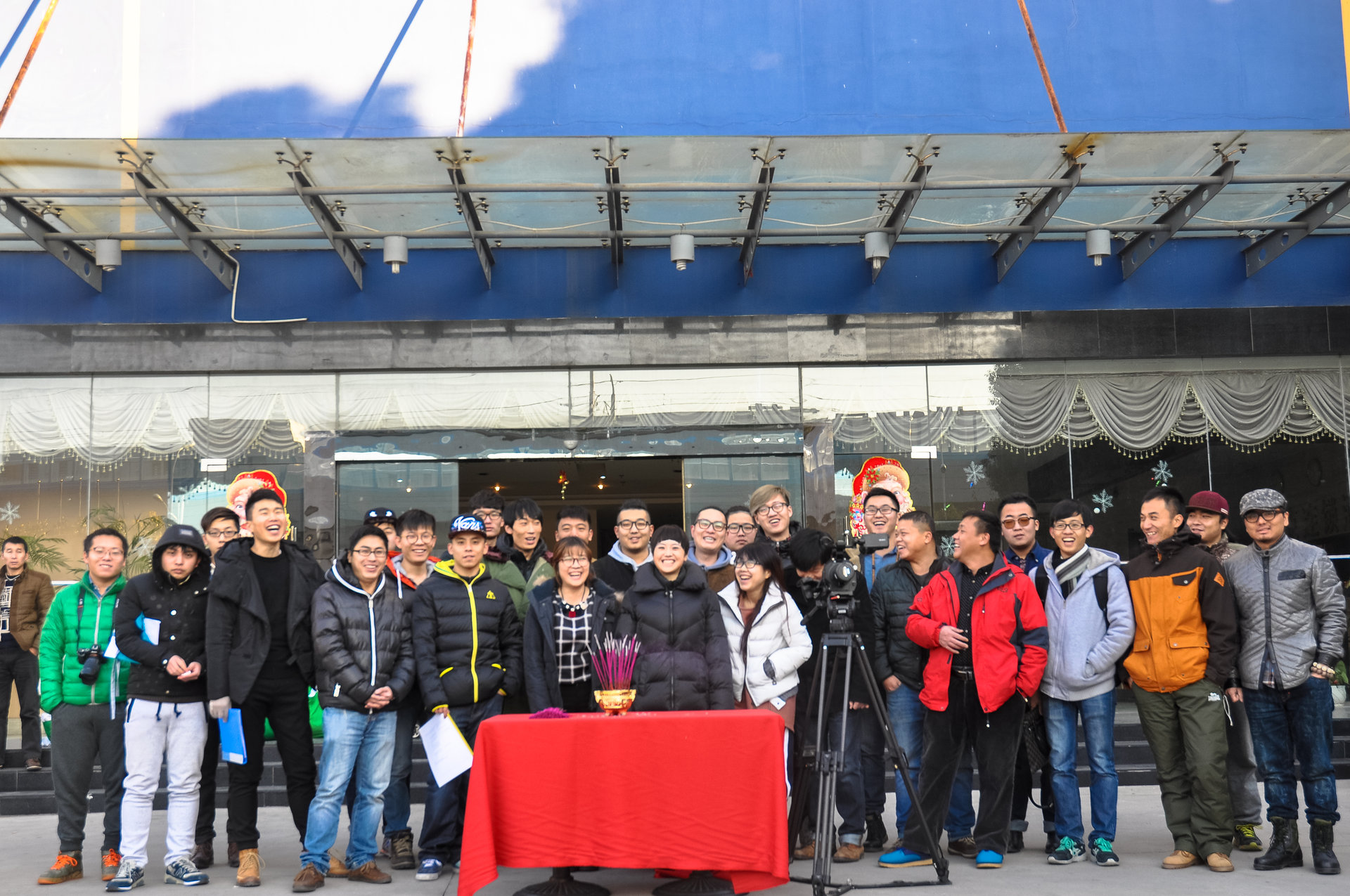 是由南京光盒文化传媒有限公司于2015年出品的喜剧片,影片由薛晶执导