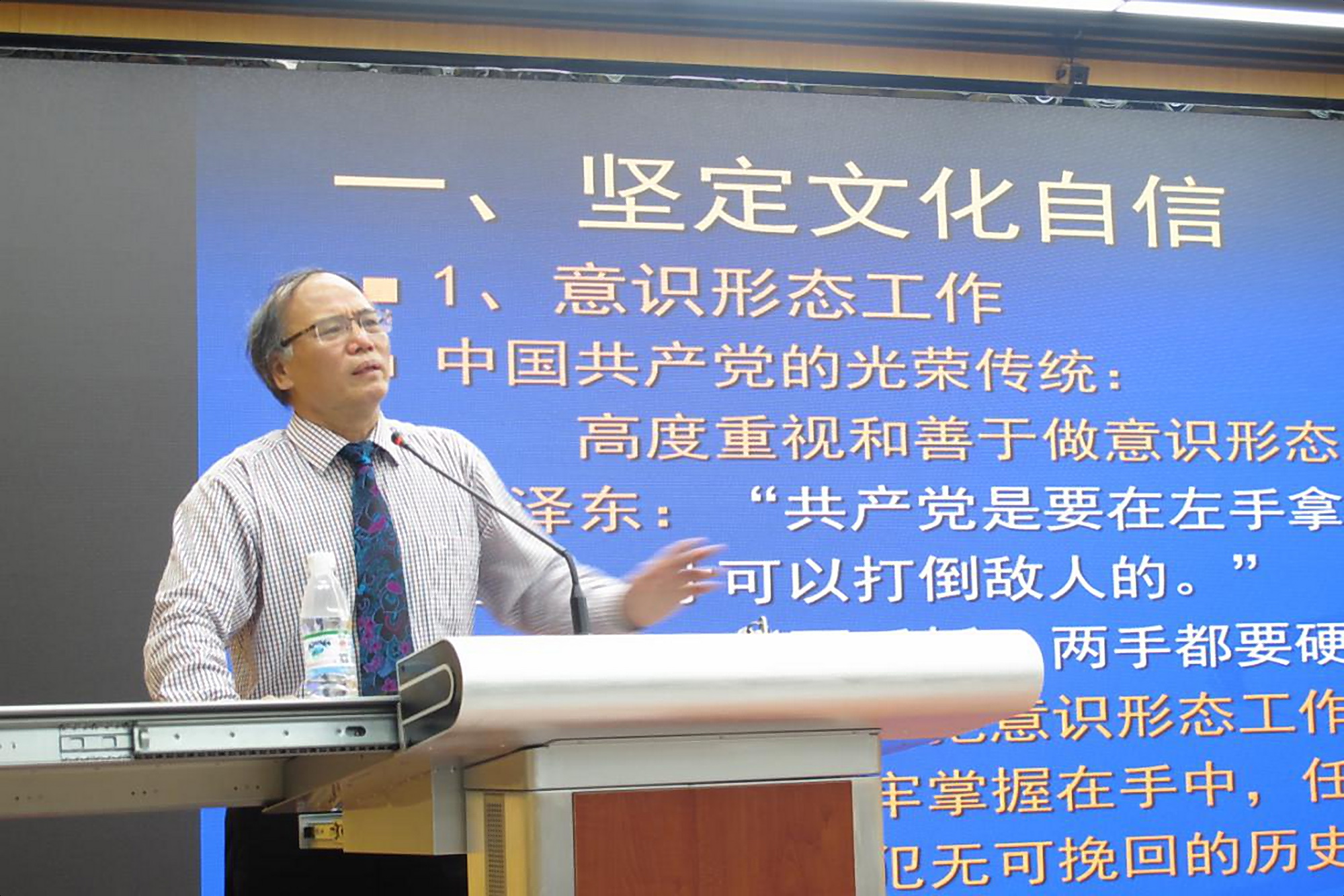  p data-id="gnwqx014gq">周建平(1957.12.26——),湖南人.文学博士.