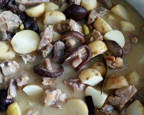 干香菇炖土豆