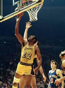  p>埃尔金·贝勒(elgin baylor,1934年9月16日—2021年3月),出生于