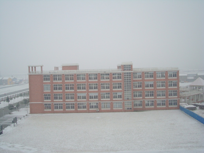  p>建湖县第一中学创办于1956年,原校址位于建湖县钟庄镇,从秉文中学