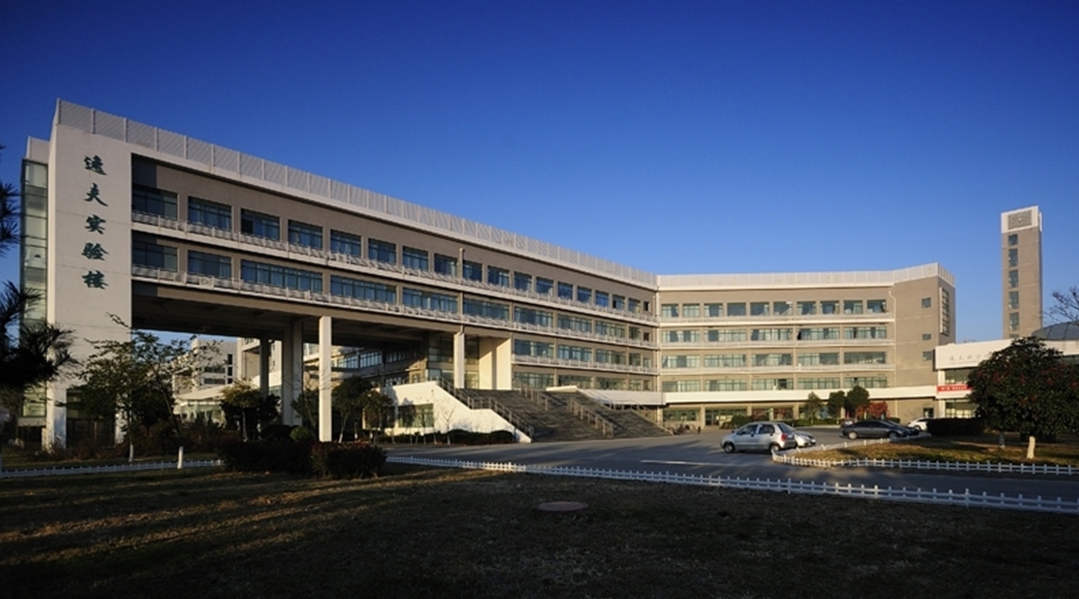  p>中国石油大学(华东)是 a target="_blank" href="/item/教育部