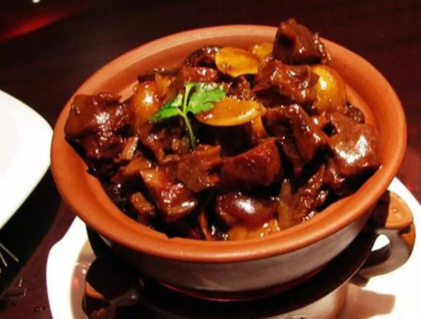  p>砂锅炖驴肉是江苏省连云港地区传统名菜,砂锅炖驴肉制作讲究,很