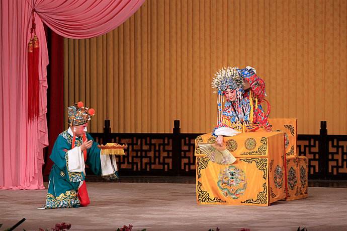  p>京剧《贵妃醉酒》又名《百花亭》,是一出单折戏,取材于中国唐朝