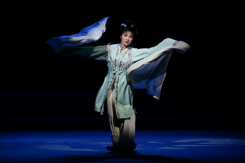  p data-id="go0eskwg6u">盛舒扬,女,生于1984年,浙江奉化人.