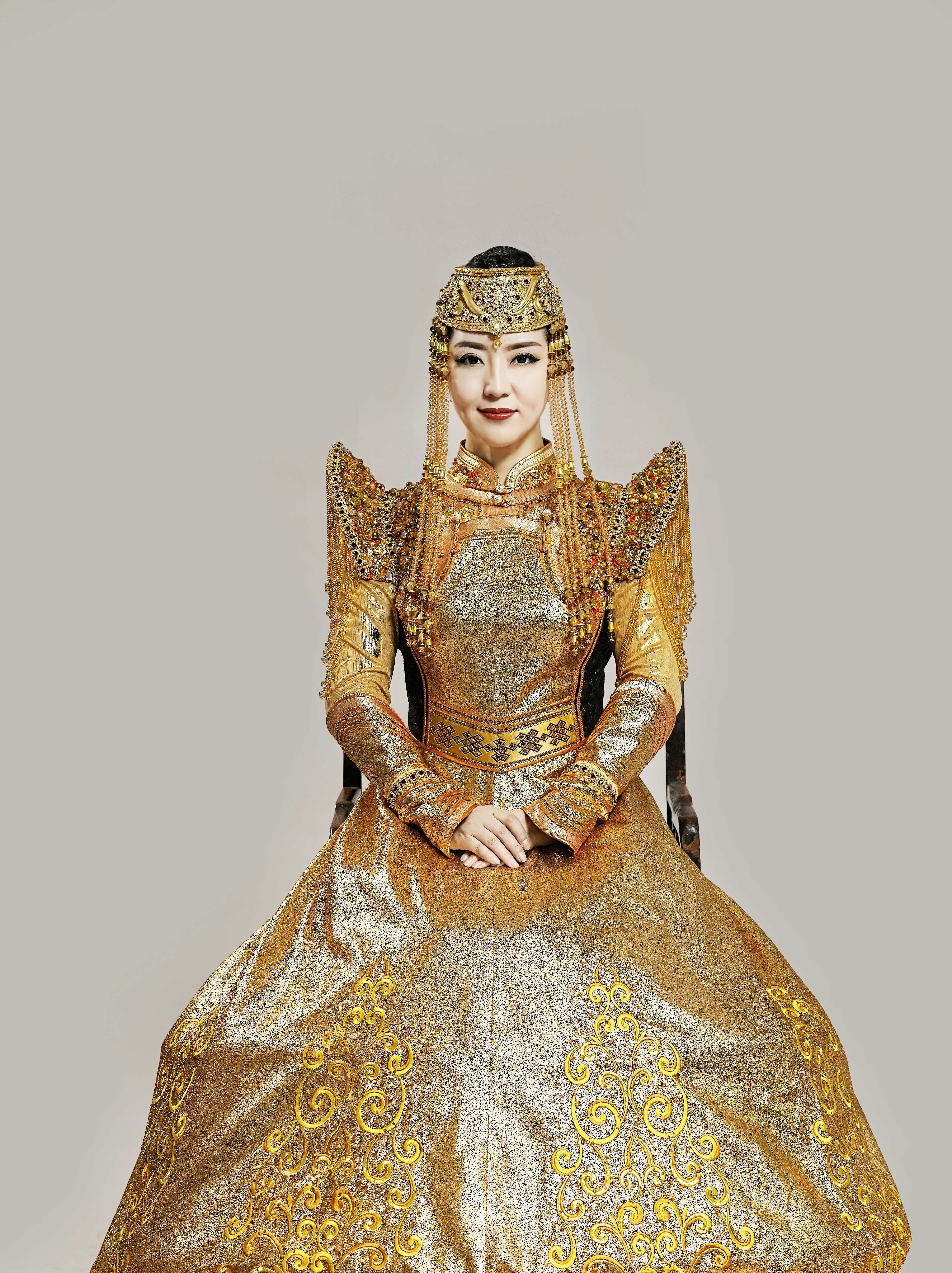  p>格格,原名蒙克其其格,8月1日出生于内蒙古乌兰布统大草原, a