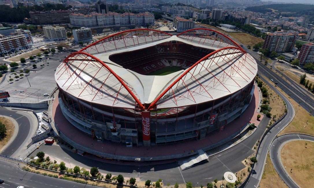  p> b>光明球场 /b>(estádio da luz)又译为 b>卢斯球场 /b>,官方