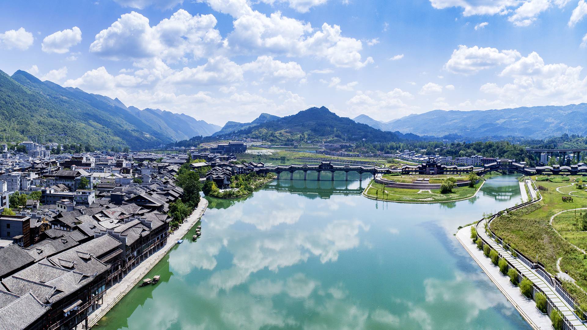 黔江区 /a>南部濯水镇东南角,地处乌江主要支流,中国最大的由东向西流