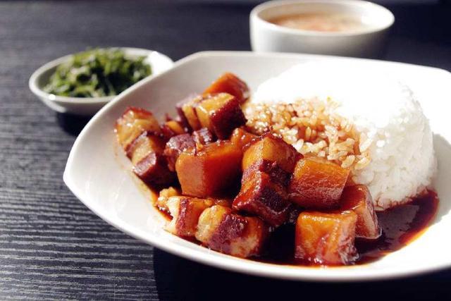  p>红烧牛肉盖饭是一种常见的菜品,主要原料为牛肉,米饭. /p>