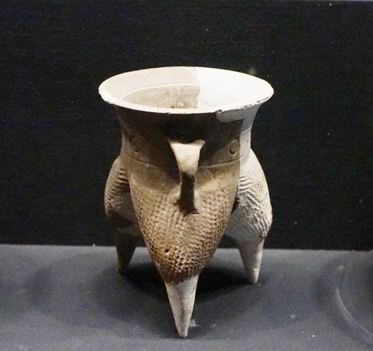  p>二里岗文化早期陶鬲是偃师商城遗址出土的文物,现收藏于二里头夏都