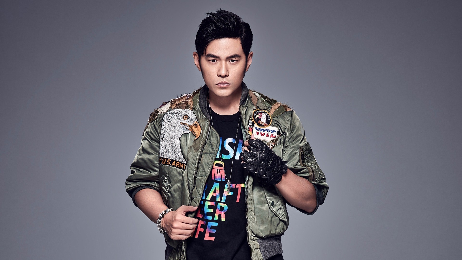  p>周杰伦(jay chou),1979年1月18日出生于台湾省新北市,祖籍福建省
