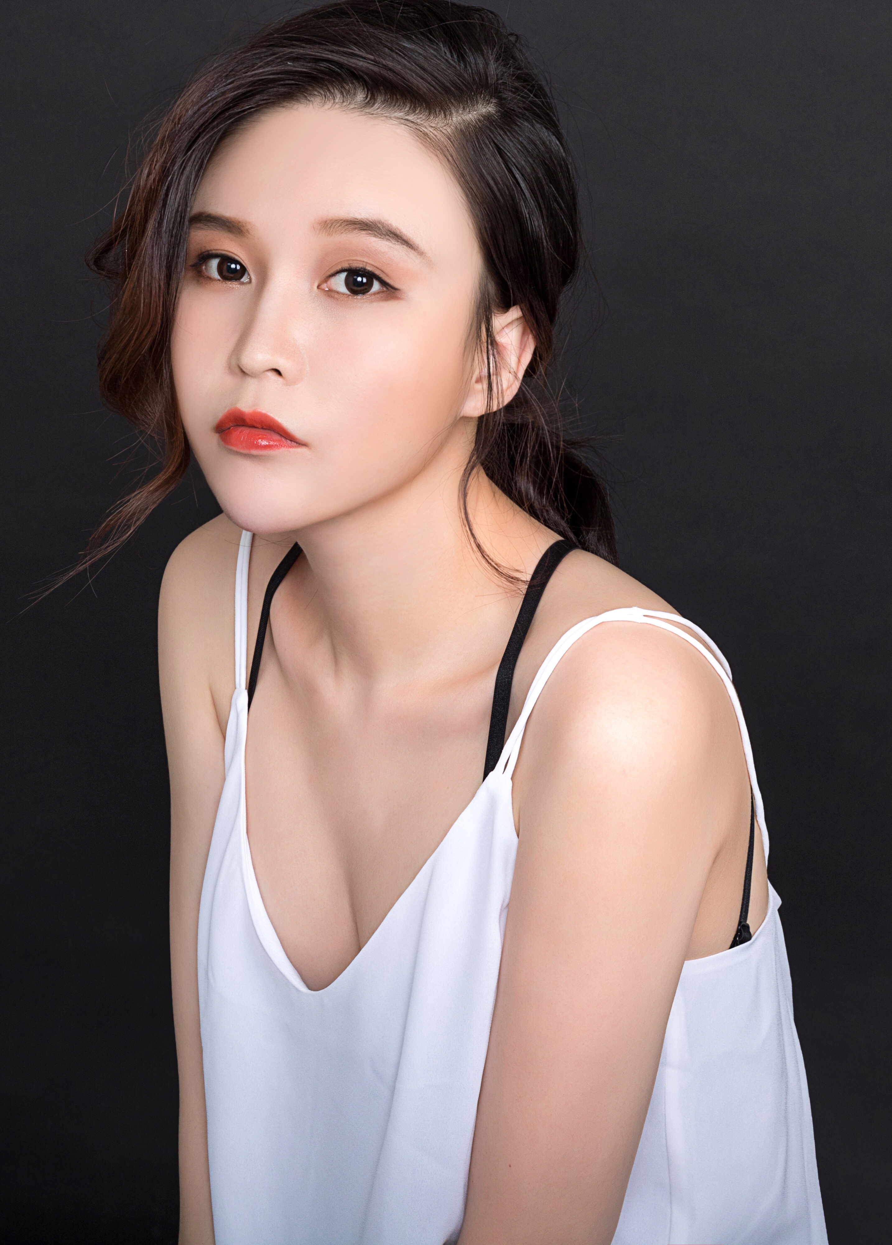  p>完颜和卓,出生于黑龙江,asgirl女子汽车特技队车手,中国内地女演员