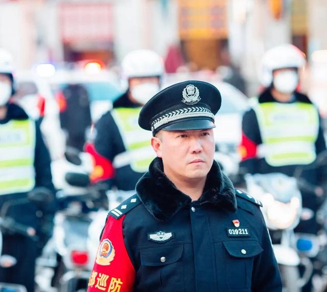 男,汉族,中共党员,本科学历,2000年12月参加公安工作,一级警督警衔