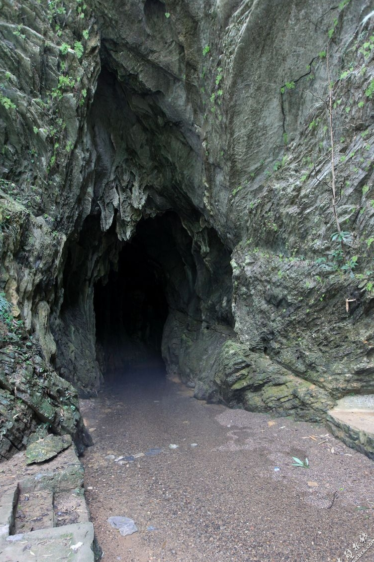  p>茅山仙人洞原称"蓬壶洞",因古人在此洞中潜心修道,最终得道升仙,而