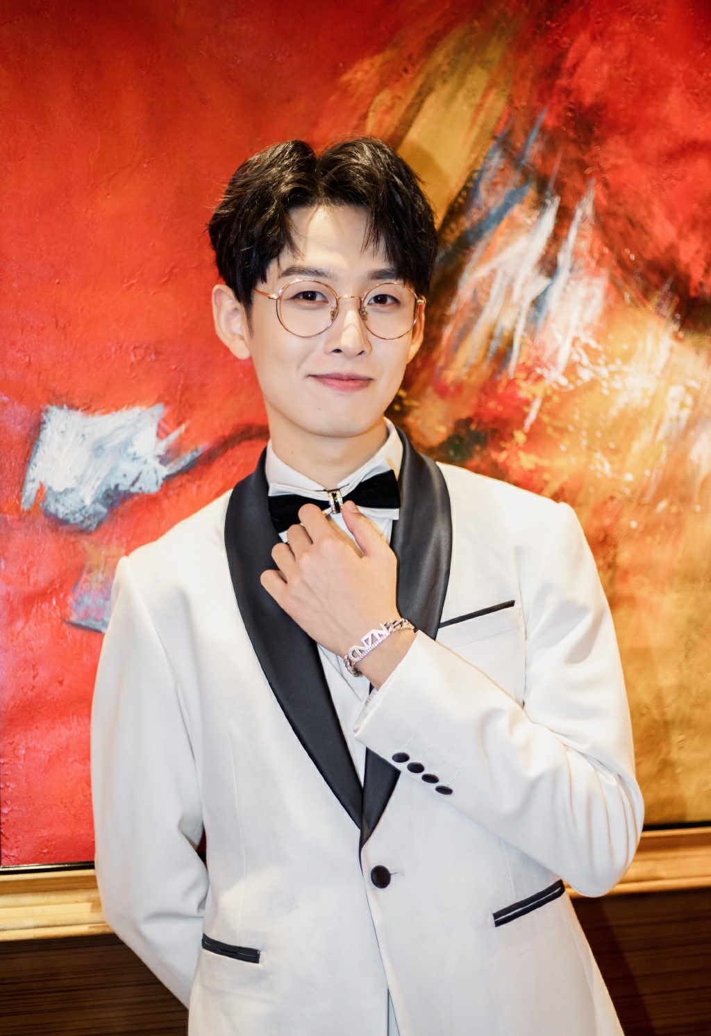 24">齐思钧,本名齐岱泽,1994年4月13日出生,中国内地电视节目男主持人