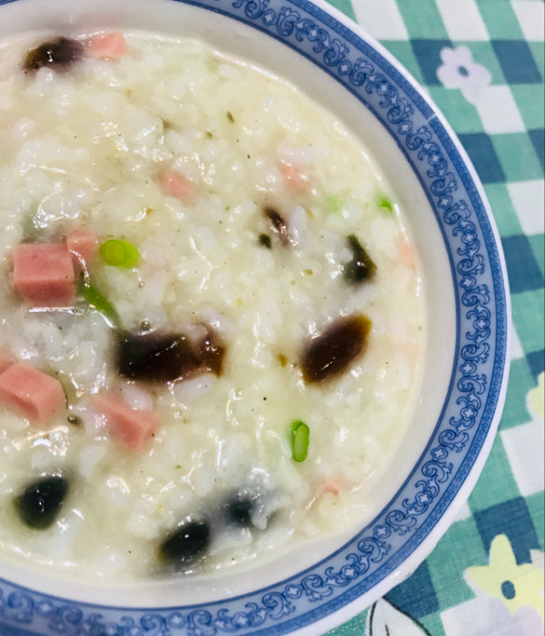 火腿肠皮蛋大米粥