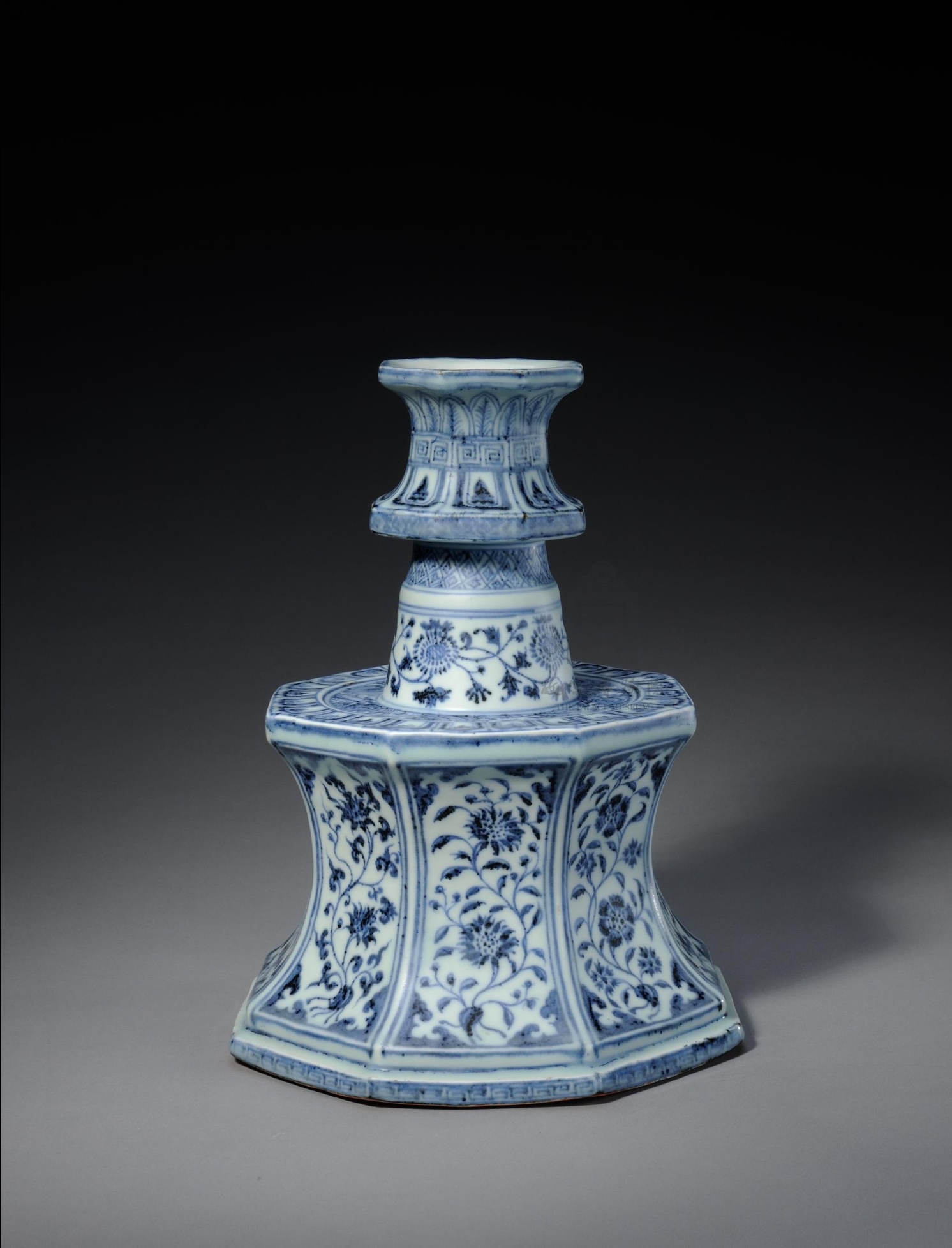 p>青花折枝花纹八方烛台制造于明代永乐年间,清宫旧藏,是景德镇官窑