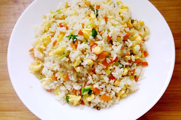青菜叶胡萝卜丁炒饭