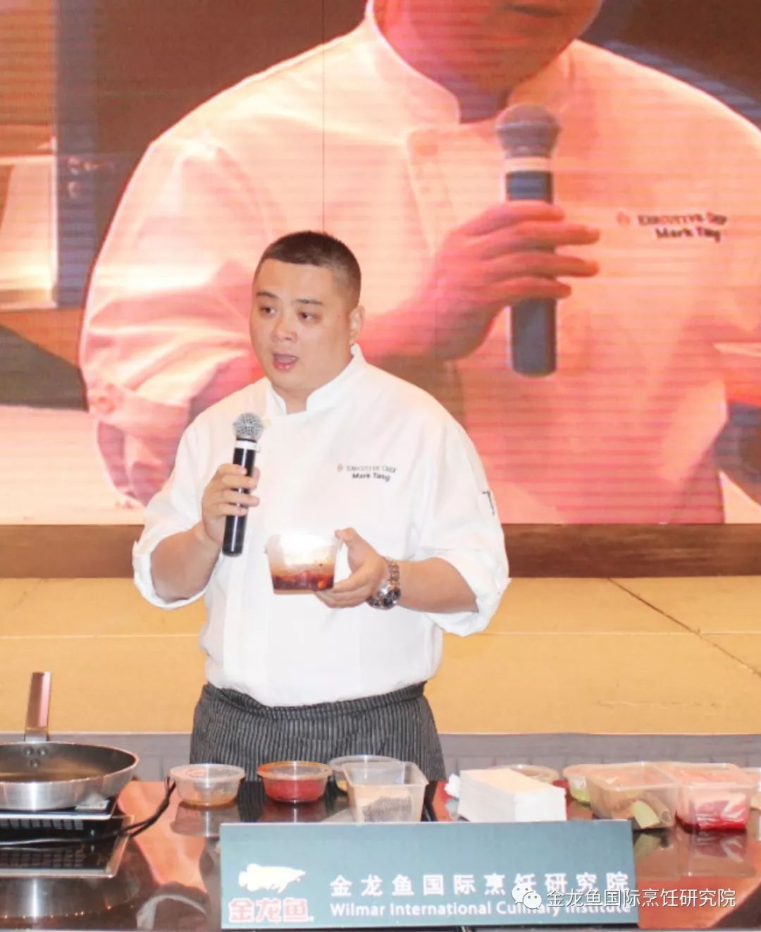  p>唐卓,2018上合青岛峰会国宴总指挥及总厨师长,2019年海军节70周年