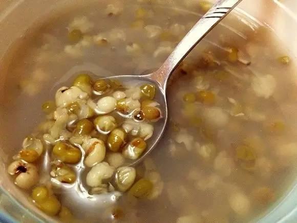 "476871">绿豆 /a>和水作为主要食材熬制而成的汤,具有止渴消暑的功效