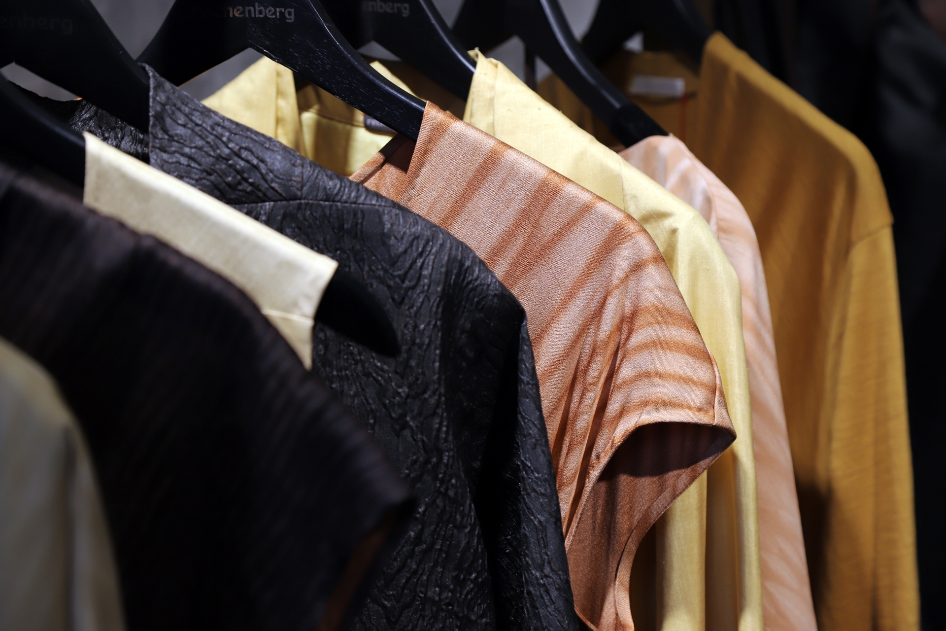  p>真丝香云纱又名薯莨纱,俗称莨花纱,云纱;本名"莨纱",在织造上