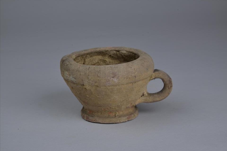 宋红陶带柄研磨器