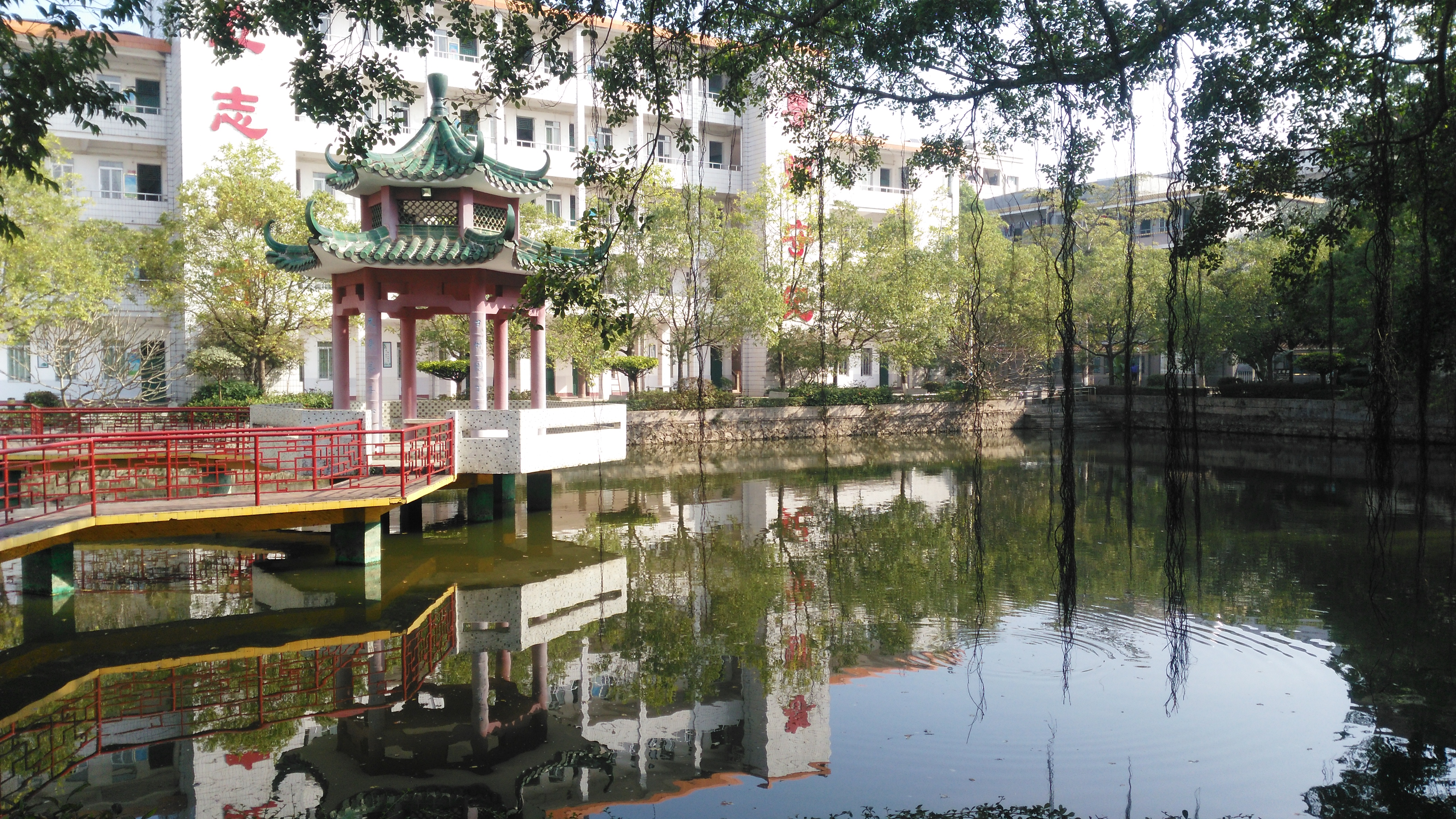  p>阳春市实验中学,成立于2003年秋,是位于广东省阳春市的一所公办