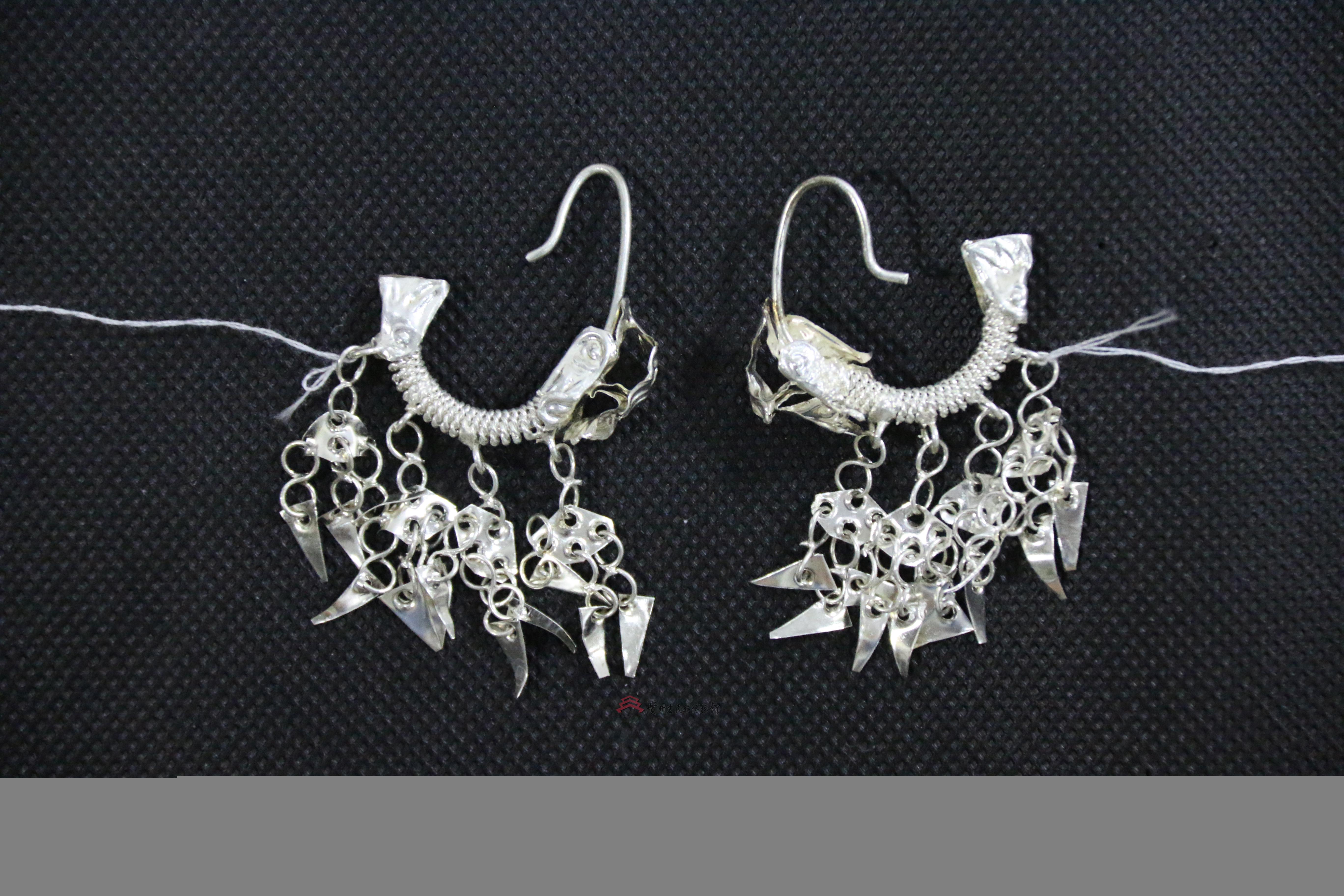 当代湖南苗族仿银瓜米坠龙形耳环