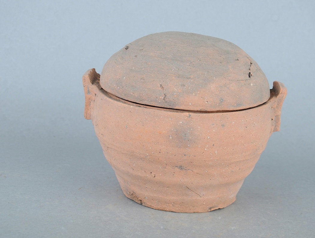  p>汉红陶簋是一件汉代文物,现藏于南京博物院.