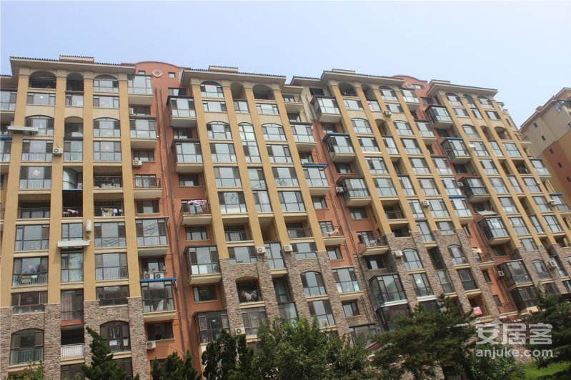  p>依云溪谷二期位于南京市栖霞仙林,由招商局地产(南京)有限公司建成