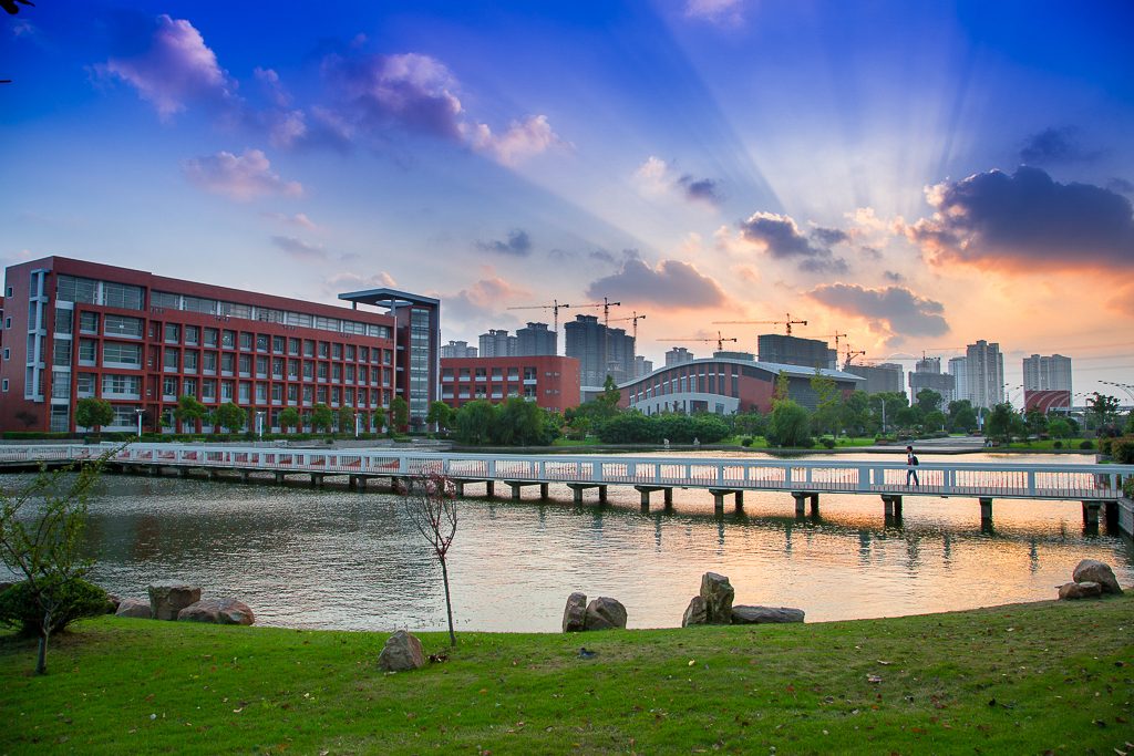 航运职业技术学院(jiangsu shipping college),坐落在江苏省南通市,是