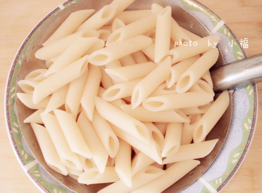  p data-id="gn3nzo884r">肉酱空心面是一道由意大利空心面,意式经典