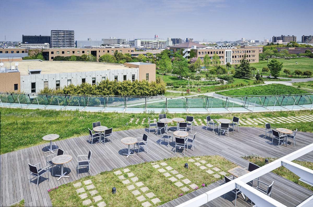  p>神田外语大学简称为"kuis",位于世界著名企业林立的幕张区,是国内