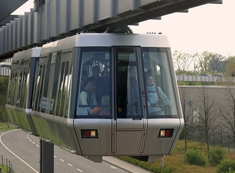 轨道在列车上方,由钢铁或水泥立柱支撑在空中,适用于中小城市交通工具