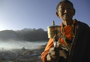 诗中描述了任峰岚,文兰婷一对青年男女邂逅五台山佛庙,一见钟情,结下
