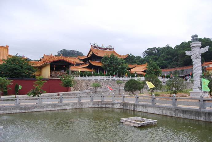  p>龙泉寺位于福建省长乐市鹤上镇,历经多次兴衰.