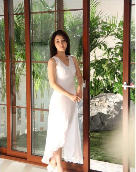  p>关咏荷(esther),1964年7月16日出生于中国香港,祖籍广东南海,中国