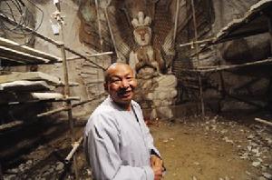 释本圆从2003年开始依靠各方布施在合掌岩开凿"江南第一窟",迄今(2010