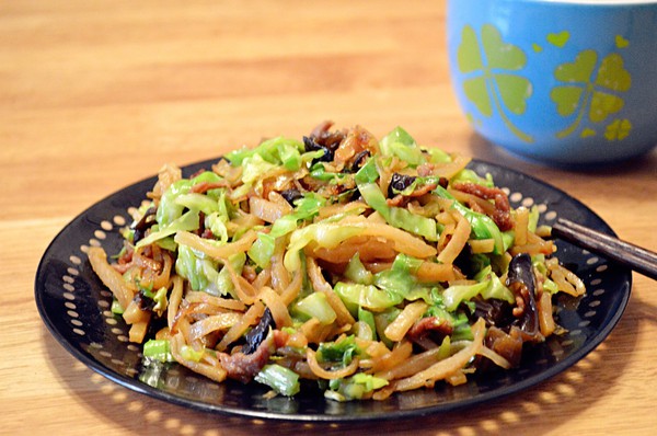  p>肉丝炒饼是一种食物,原料有绿豆芽,里脊肉等. /p>