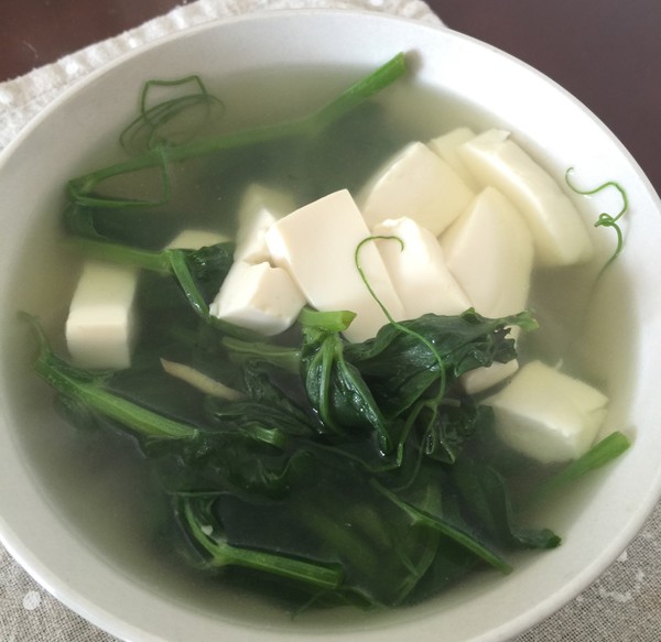  p>豌豆尖蘑菇豆腐汤是一道菜品,主料为豌豆尖,豆腐, a href="#" data