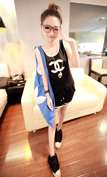  p>罗莉/萝莉/罗利/loli形容年纪很小,但是外表非常可爱的小女生.